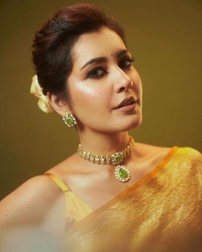 Rashi-Khanna-Shines-in-Elegant-Gold-Saree-1
