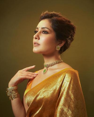 Rashi-Khanna-Shines-in-Elegant-Gold-Saree-2